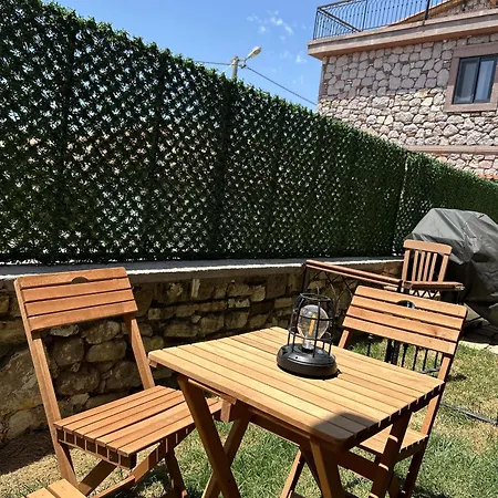 Boutique Stone House With Breakfast Couette-café